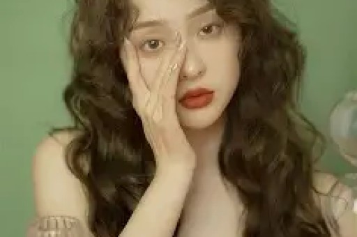 知名女星新恋情曝光对象是70岁富商当街秀恩爱宣示主权真扎眼