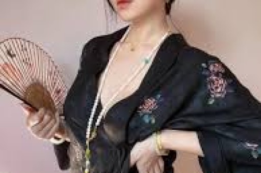 刘恺威新恋情曝光女方胸挺翘两人十指紧扣坦荡与路人互动
