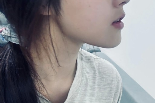 恋情曝光狗仔刘大锤拍到秦俊杰与著名谋女郎飞凡互动亲密